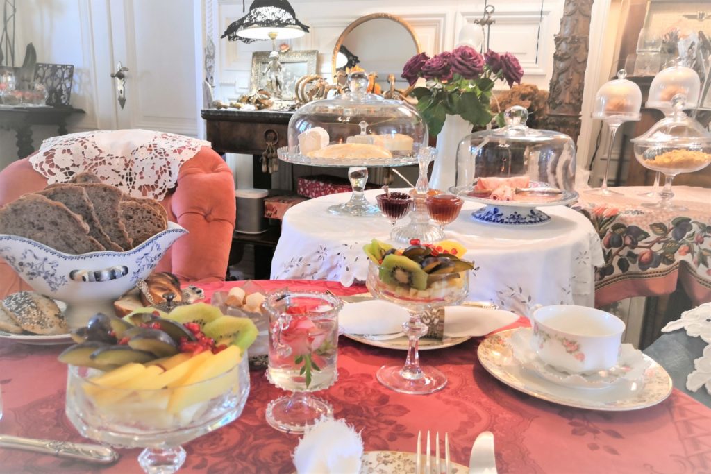 Le petit déjeuner devant la cheminée