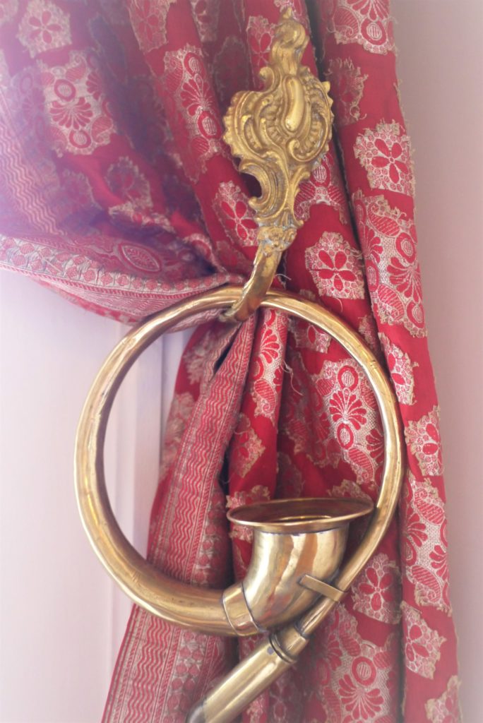 Une ambrase en laiton et son tissu