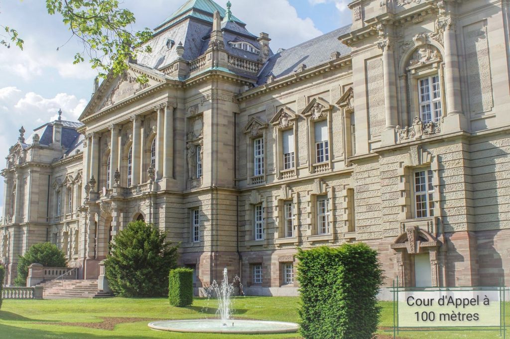 La cour d'appel à 100 mètres