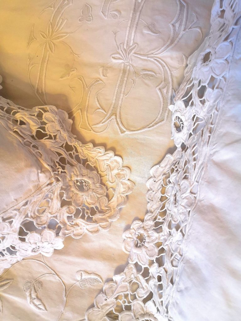 Draps en lin brodés