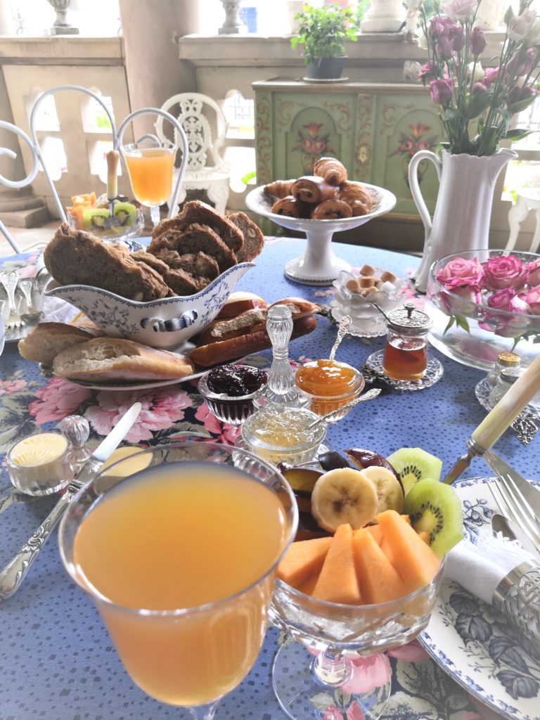 Vaisselle ancienne, argenterie, serviettes en lin pour des petits déjeuners gourmets et gourmands !