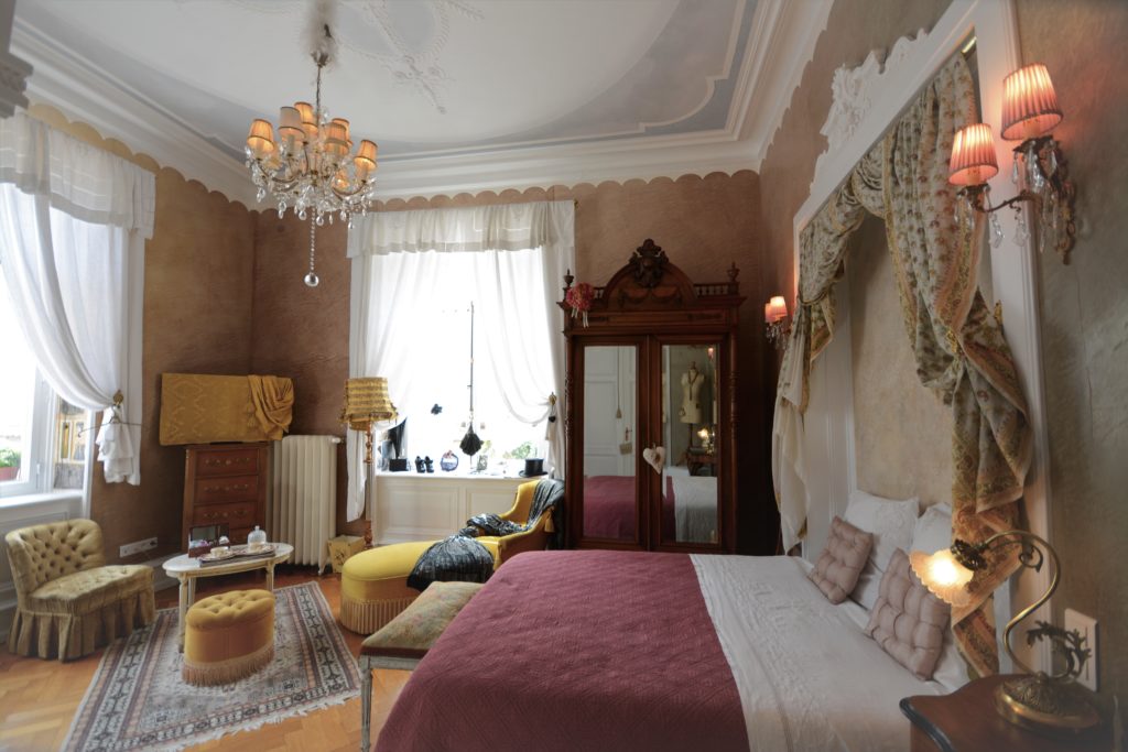 Stucs et Enduits naturels tapissent les murs de la Chambre