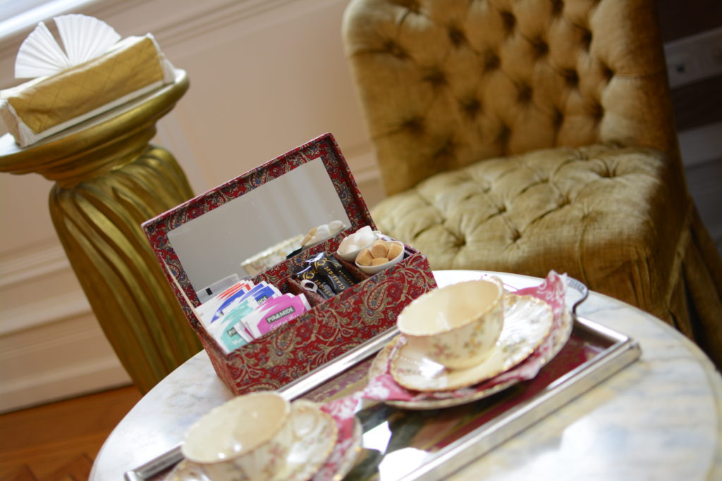 Une pause gourmande dans votre chambre avec thé, café, boissons fraiches et quelques chocolats