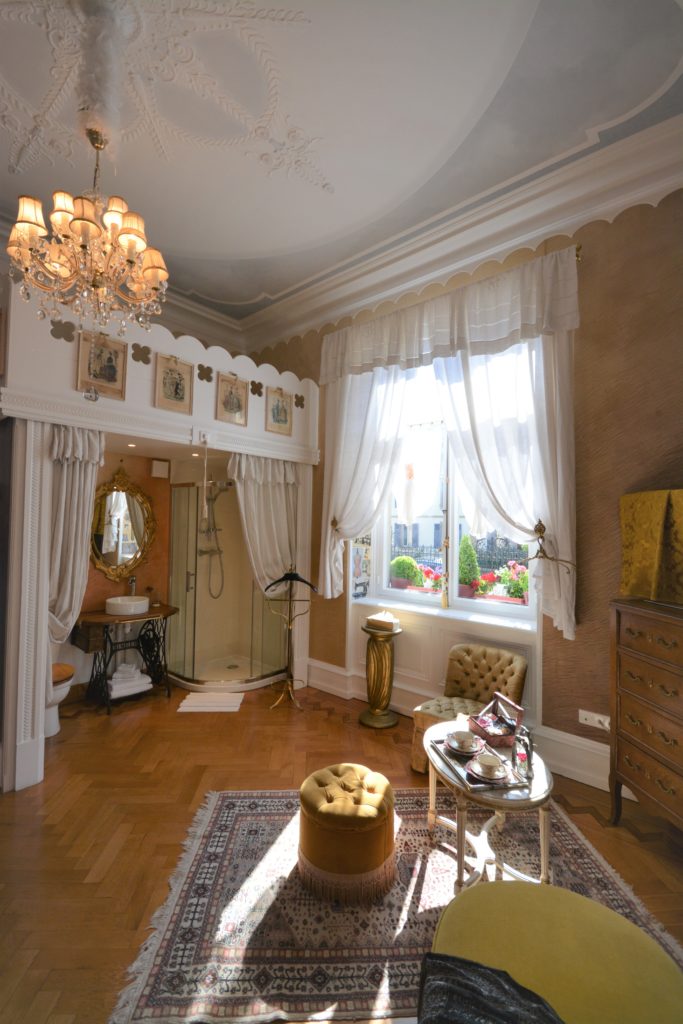 Charmante mezzanine avec lit une personne située au dessus de la salle de bain