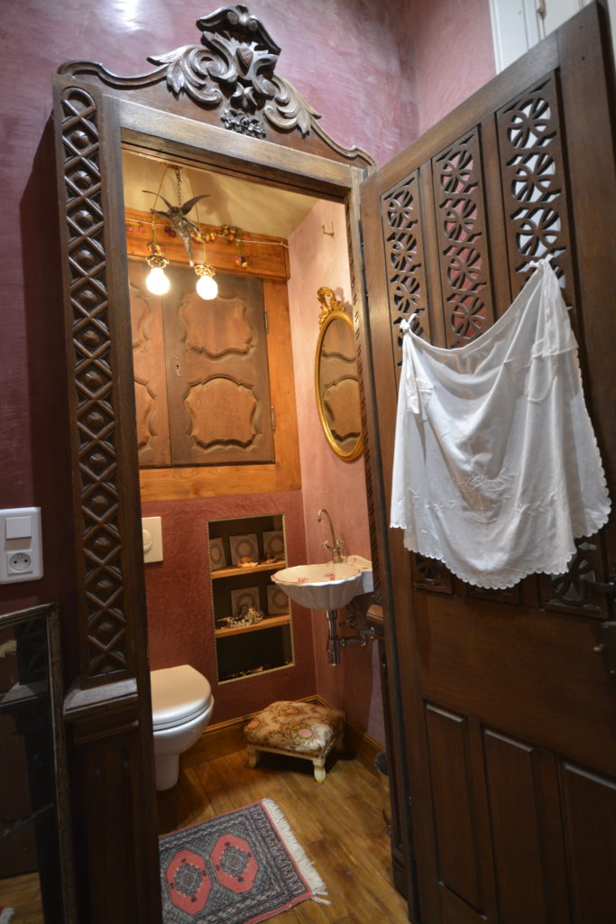 Vos toilettes privés supplémentaires derrière une porte de confessionnal... illuminés par un Ange