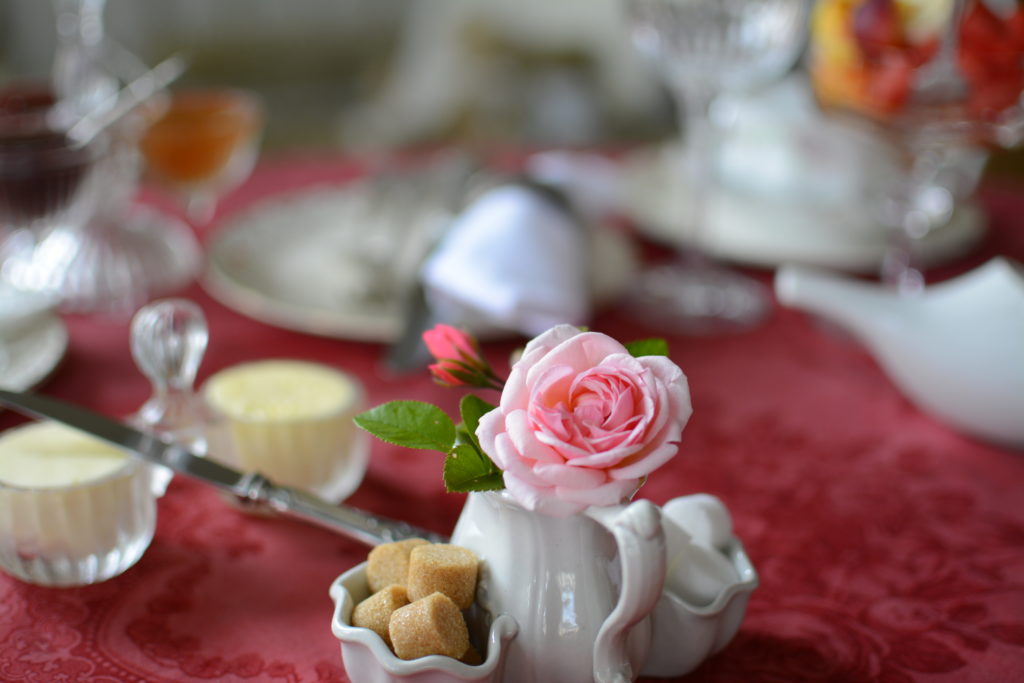 Vaisselle ancienne, argenterie, serviettes en lin pour des petits déjeuners gourmets et gourmands !