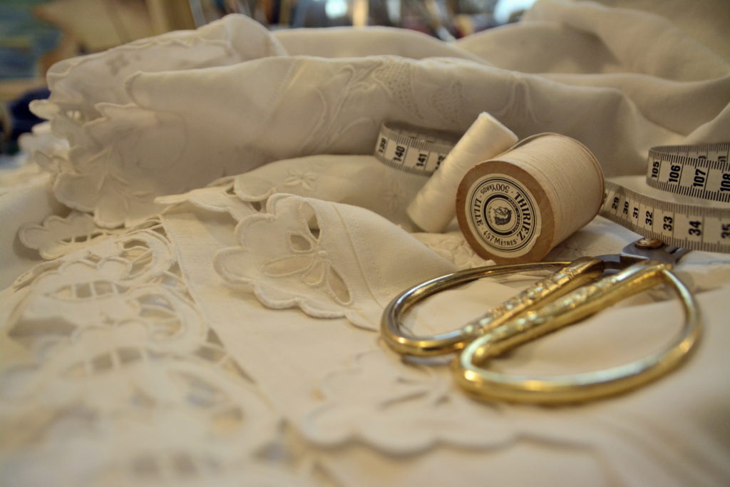 Mon atelier de couture dentelles anciennes monogrammes ruban de satin