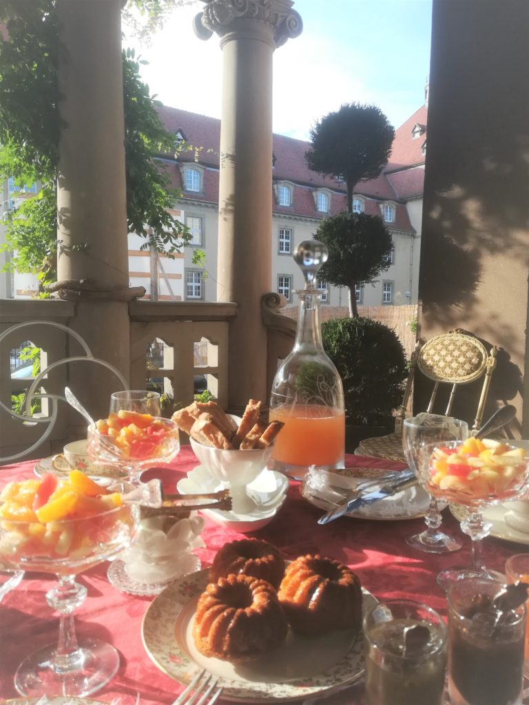 Un petit déjeuner sur la terrasse