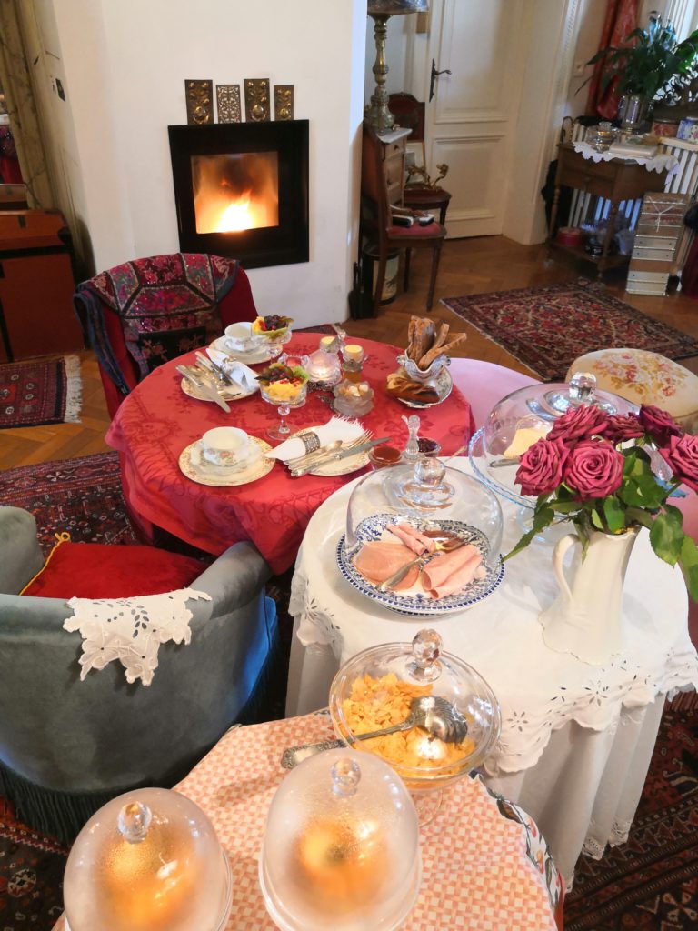 Petits déjeuners intimes devant la cheminée pour une ambiance chaleureuse.